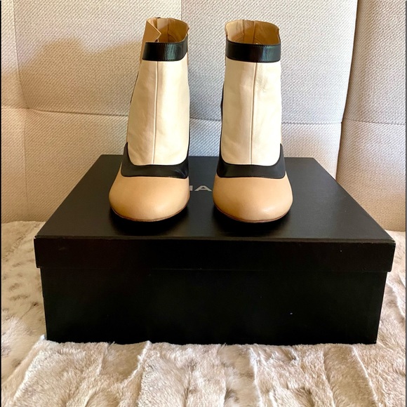 ❌❌SOLD❌❌ CHANEL Ankle Boots - Picture 5 of 8